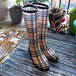 Size 5 women’s Burberry boots